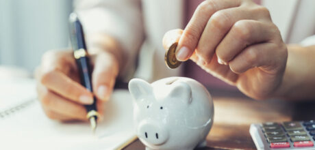 Como economizar dinheiro todos os meses sem cortar tudo que você gosta