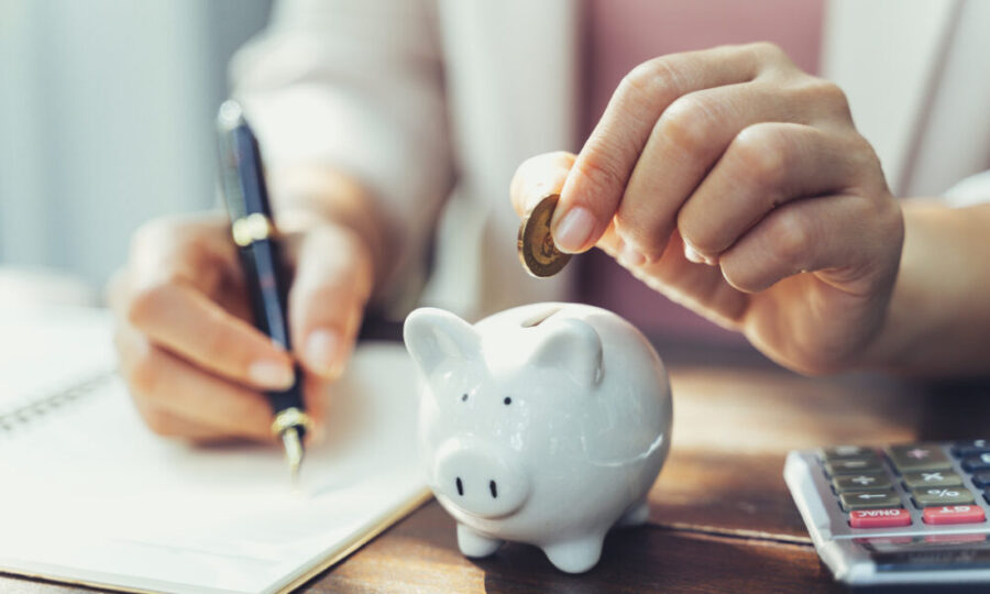 Como economizar dinheiro todos os meses sem cortar tudo que você gosta